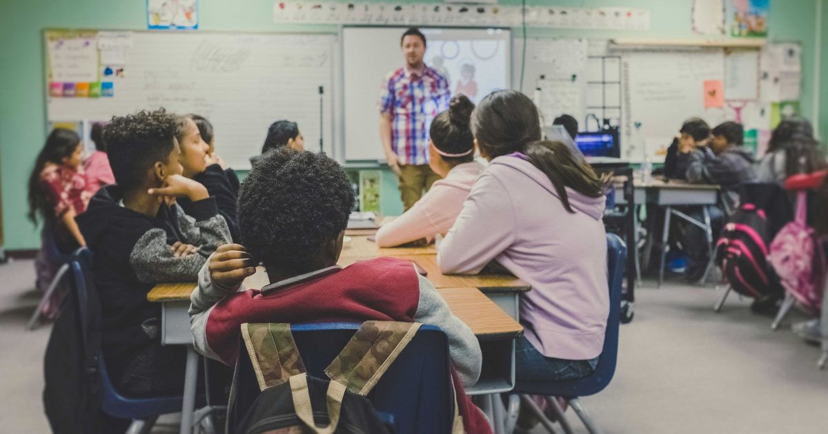 ¿Por qué olvidan tus alumnos lo que enseñaste la semana pasada? Cinco estrategias basadas en evidencia